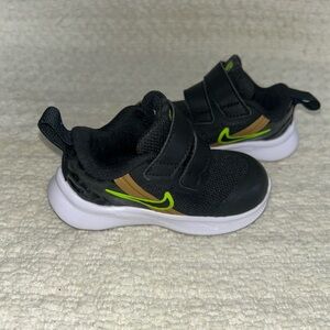 Baby kid Nike Brand Star Runner Shoes size 4 Velcro black gold swoosh